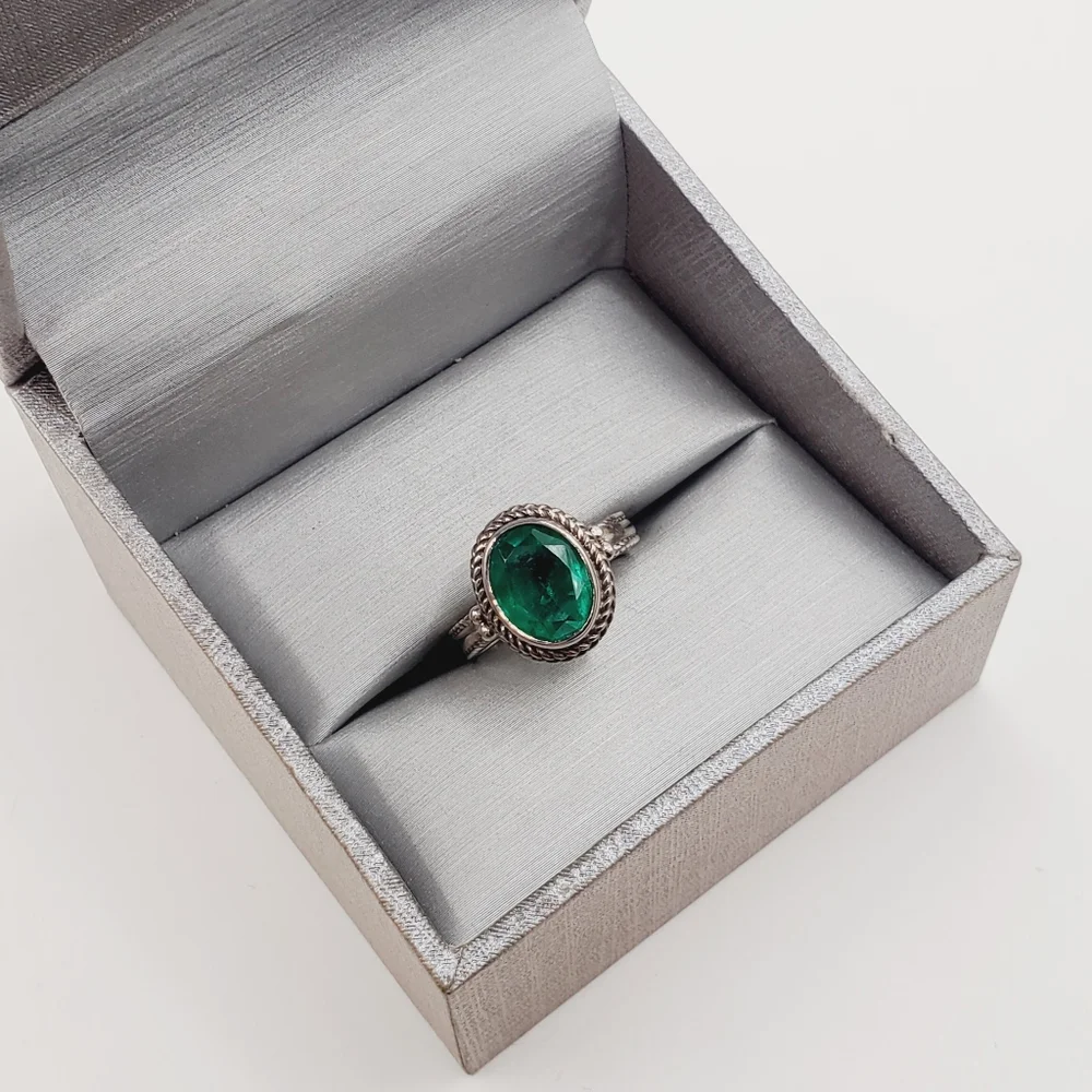 Oval Emerald Green Quartz & 925 Sterling Silver Bezel Set - Rope Design Ring